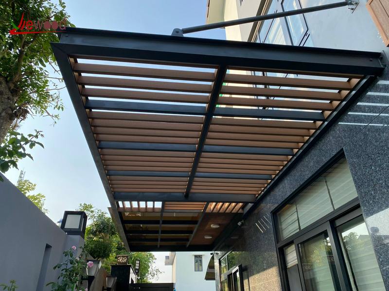 Giản dị với lam chắn nắng Pergola ban công ngoài trời