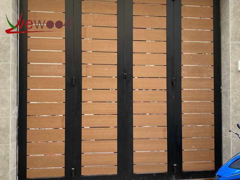 Chi phí thi công cổng gỗ nhựa composite tại nhà thấp